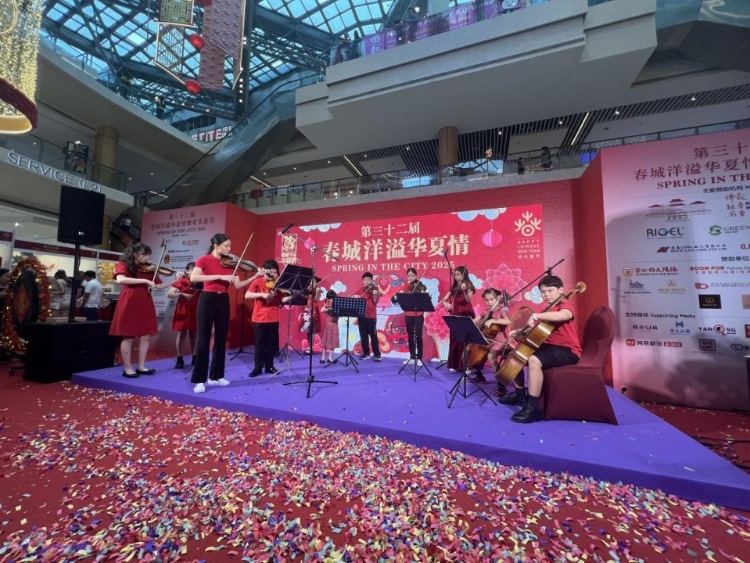 來自中國和新加坡的藝術(shù)團(tuán)體聯(lián)袂表演了歌舞、器樂、武術(shù)、雜技等多種形式的文藝節(jié)目?；顒?dòng)主辦方供圖