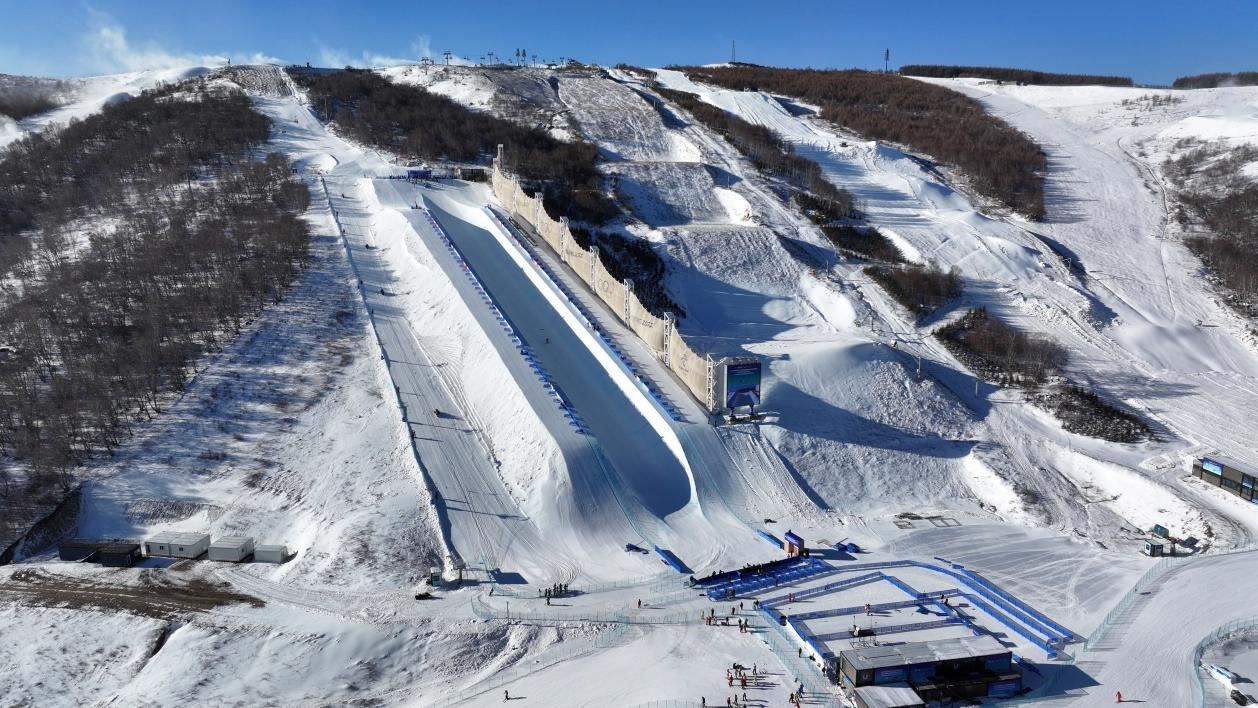 2024-2025賽季國際雪聯(lián)自由式滑雪和單板滑雪U型場地技巧世界杯比賽場地。人民網(wǎng)記者 李兆民攝