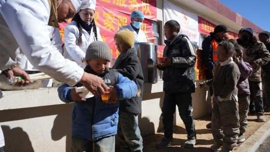 1月14日，廚師們正在給前來用餐的小朋友們打飯。新華社記者 邱星翔 攝