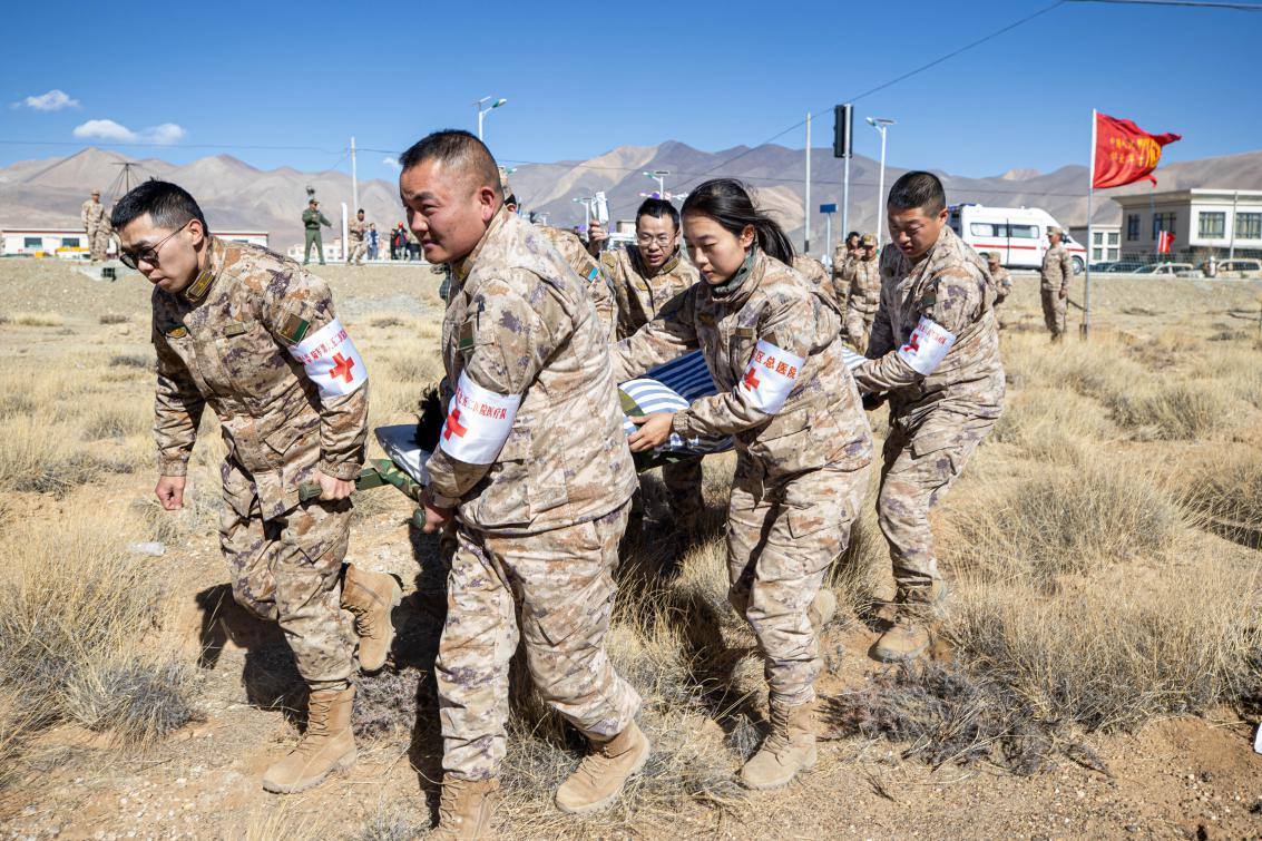 1月9日，日喀則定日縣長(zhǎng)所鄉(xiāng)，西藏軍區(qū)總醫(yī)院醫(yī)療隊(duì)隊(duì)員將受傷村民用擔(dān)架從救護(hù)車準(zhǔn)備抬上直升機(jī)，轉(zhuǎn)運(yùn)至拉薩的西藏軍區(qū)總醫(yī)院救治。人民日?qǐng)?bào)記者張武軍攝