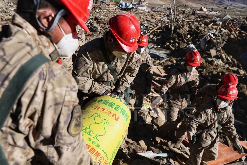 1月10日，定日縣長(zhǎng)所鄉(xiāng)古榮村，武警官兵幫助受災(zāi)群眾整理廢墟，搶救被掩埋的物資。環(huán)球時(shí)報(bào)記者崔萌攝
