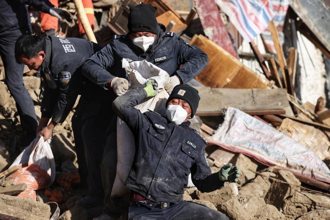 1月9日，定日縣長(zhǎng)所鄉(xiāng)古榮村，日喀則市公安局民警協(xié)助受災(zāi)群眾清理廢墟。 環(huán)球時(shí)報(bào)記者 崔萌攝