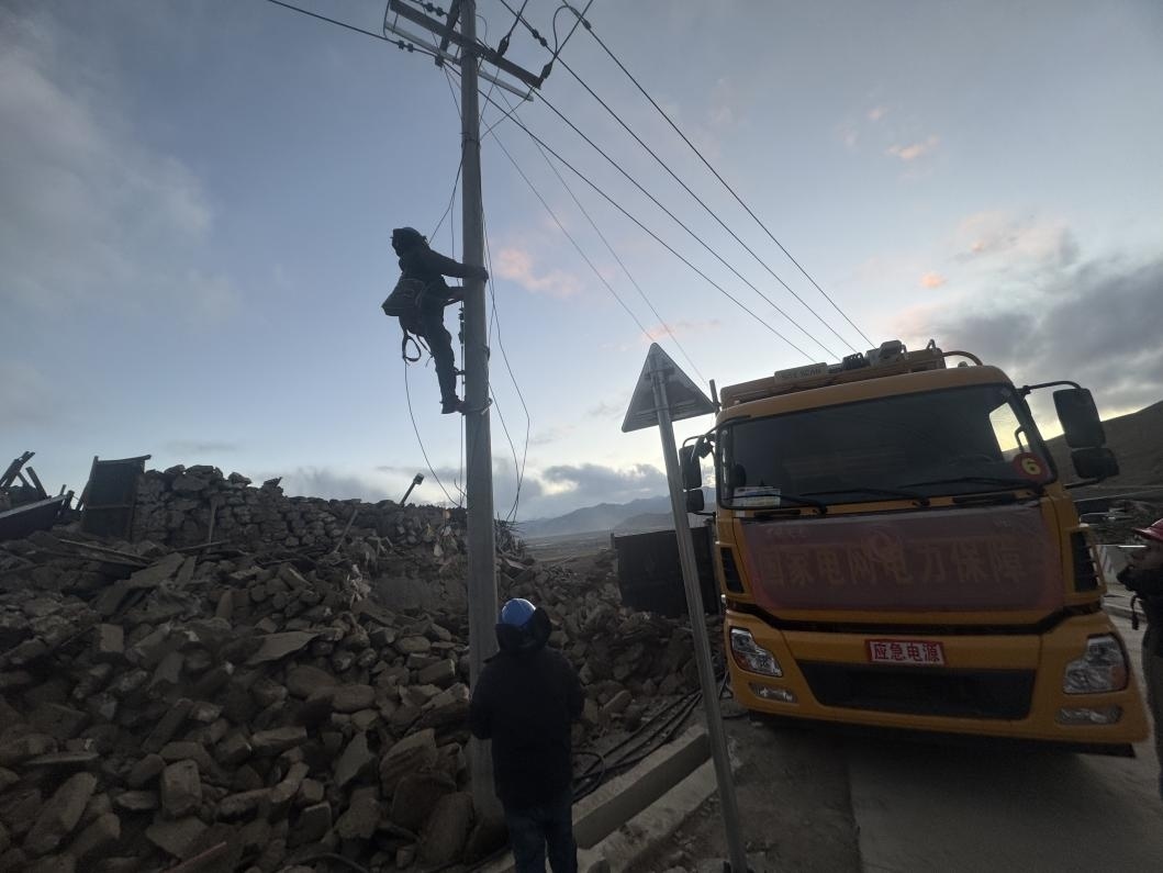 1月10日，定日縣長(zhǎng)所鄉(xiāng)，國(guó)家電網(wǎng)西藏電力員工正在搶修災(zāi)區(qū)受損線路。人民日?qǐng)?bào)記者宋豪新攝