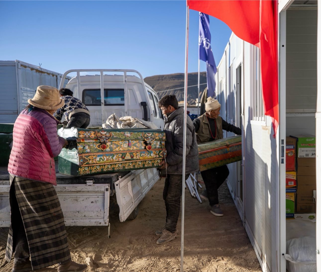 1月11日，西藏定日縣曲洛鄉(xiāng)措昂村，首批入住活動(dòng)板房的村民正在搬運(yùn)物品，為入住做準(zhǔn)備。人民日?qǐng)?bào)記者張武軍攝