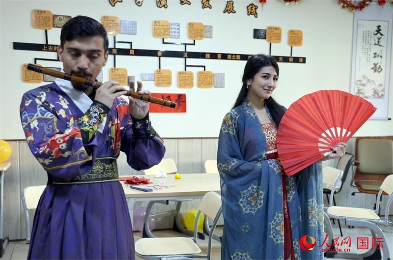 薩拉赫丁大學(xué)中文系學(xué)生們展示才藝。人民網(wǎng)伊納斯·易卜拉欣攝
