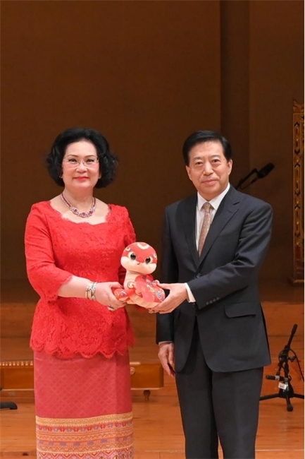 中國駐泰國大使韓志強(qiáng)與國際奧委會(huì)委員、泰國愛樂樂團(tuán)董事會(huì)主席坤仁帕塔瑪共同出席音樂會(huì)。主辦方供圖