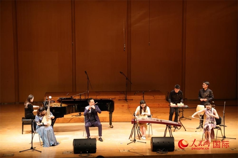 來自云南藝術(shù)學(xué)院的音樂家在演奏《金蛇狂舞》。人民網(wǎng)記者 楊一攝