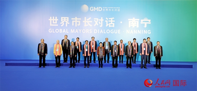 在南寧國(guó)際會(huì)展中心金桂花廳外，參加活動(dòng)的中國(guó)和東盟國(guó)家市長(zhǎng)合影留念。人民網(wǎng)記者 趙益普攝