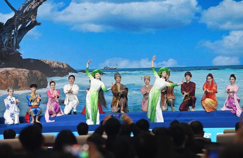 這是1月16日，在南寧國際會展中心，演員在“世界市長對話·南寧”活動間隙表演節(jié)目。新華社記者 陸波岸 攝
