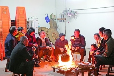 為討論蜜梨產(chǎn)業(yè)發(fā)展事宜，鸕鳥鎮(zhèn)開展“圍爐夜話”。資料圖片