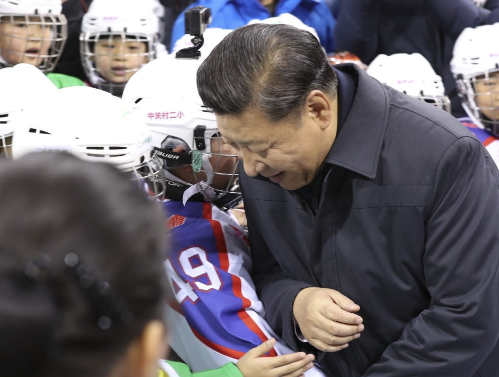 2017年2月24日，習(xí)近平在五棵松體育中心同冰球小隊(duì)員“撞肩”互動