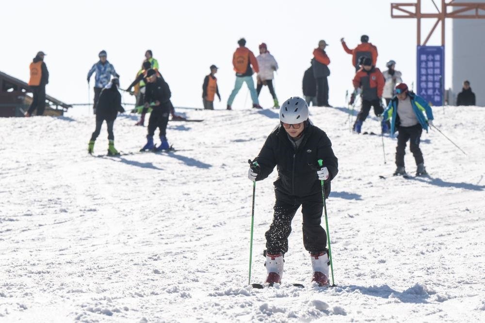 2025年1月5日，游客在湖北宜昌市夷陵區(qū)一滑雪場體驗滑雪