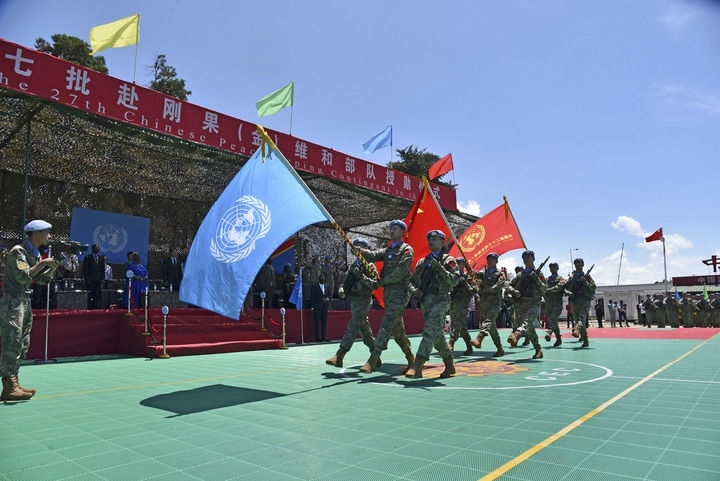 2024年4月9日，在剛果（金）南基伍省布卡武市的中國(guó)半島營(yíng)區(qū)，中國(guó)第27批赴剛果（金）維和部隊(duì)官兵被授予聯(lián)合國(guó)“和平勛章”。新華社發(fā)（中國(guó)第27批赴剛果（金）維和部隊(duì)供圖）