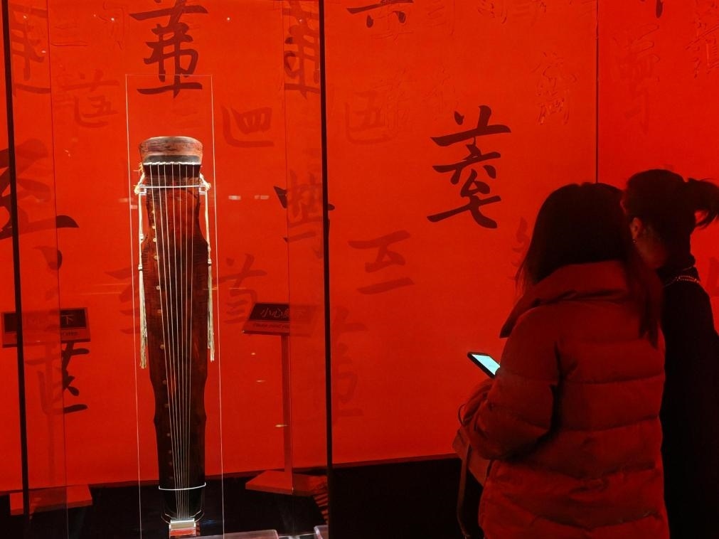 近日，在浙江省博物館之江館區(qū)，故宮博物館收藏的唐“大圣遺音”琴在“‘故宮·茶世界’觀茶——茶文化精品展”展出。新華社記者 馮源 攝