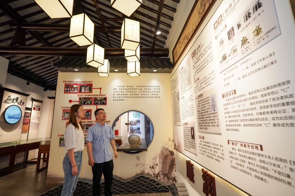 參觀者在蘇州市吳江區(qū)平望鎮(zhèn)廉潔教育基地鶯湖廉園內(nèi)參觀（2024年7月4日攝）。新華社記者 李博 攝