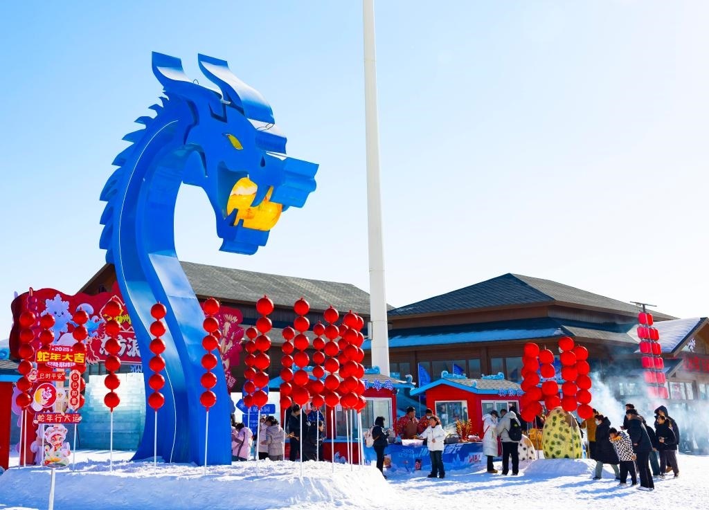 2025年1月，游客在遼寧錦州東方華地城海洋冰雪王國(guó)內(nèi)游覽。新華社發(fā)