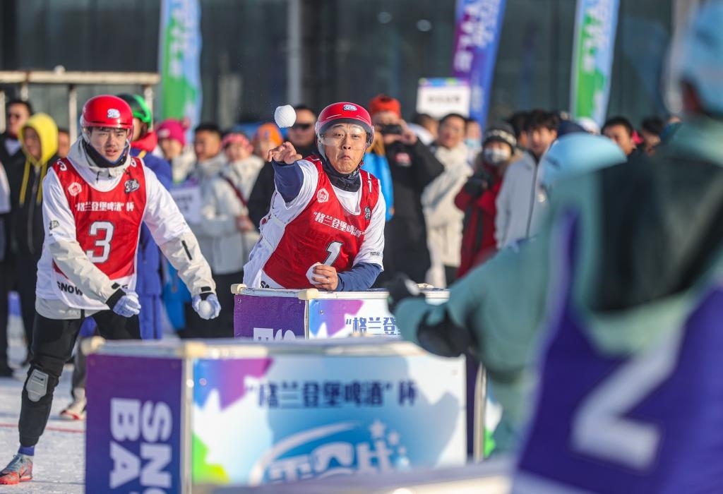 2024年12月30日，選手在“2024—2025遼寧省全民雪合戰(zhàn)冠軍賽”中“打雪仗”。新華社記者 潘昱龍 攝