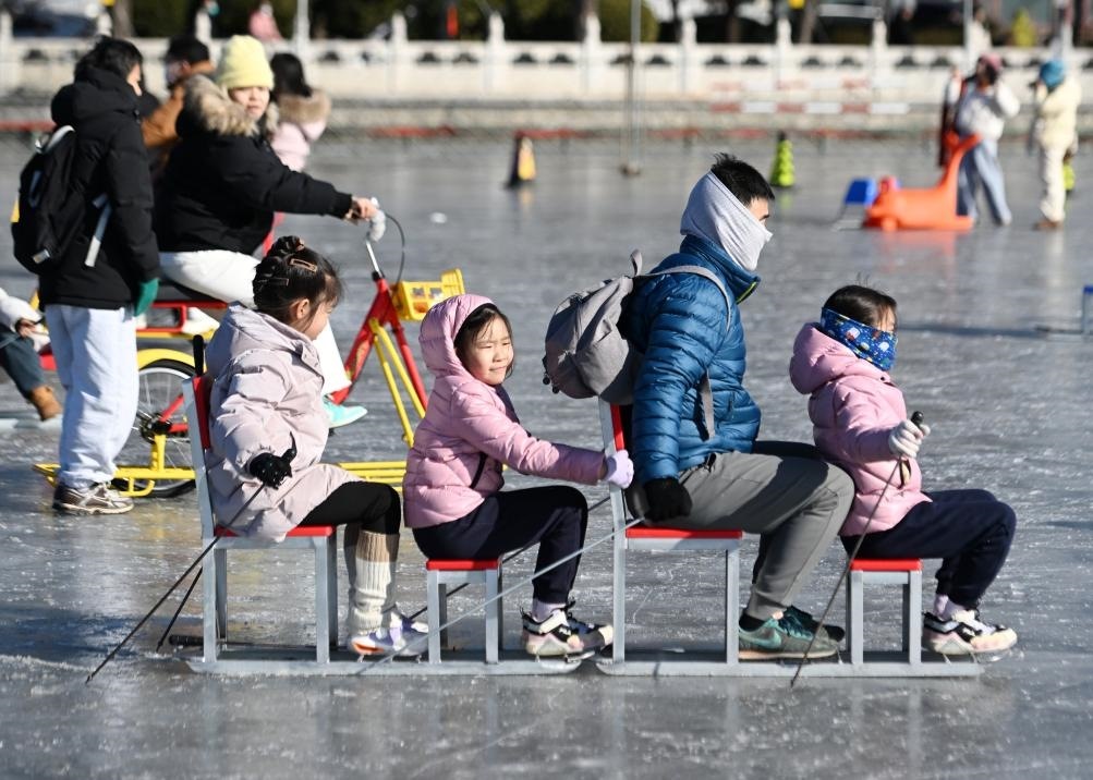 2025年1月19日，在北京什剎海冰場，小朋友和家長一起體驗冰上運動。新華社記者 張晨霖 攝