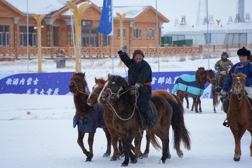 呼倫貝爾冰雪那達(dá)慕。人民網(wǎng)記者 趙夢(mèng)月攝