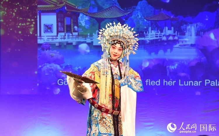 京劇經(jīng)典選段《貴妃醉酒》。人民網(wǎng)記者 殷淼攝
