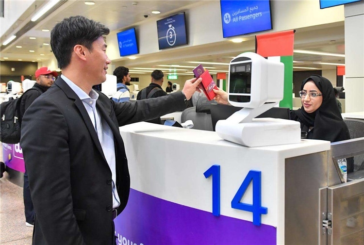 1月22日，迪拜免稅店聯(lián)合迪拜移民局向入境中國(guó)旅客贈(zèng)送新年賀禮。迪拜移民局供圖