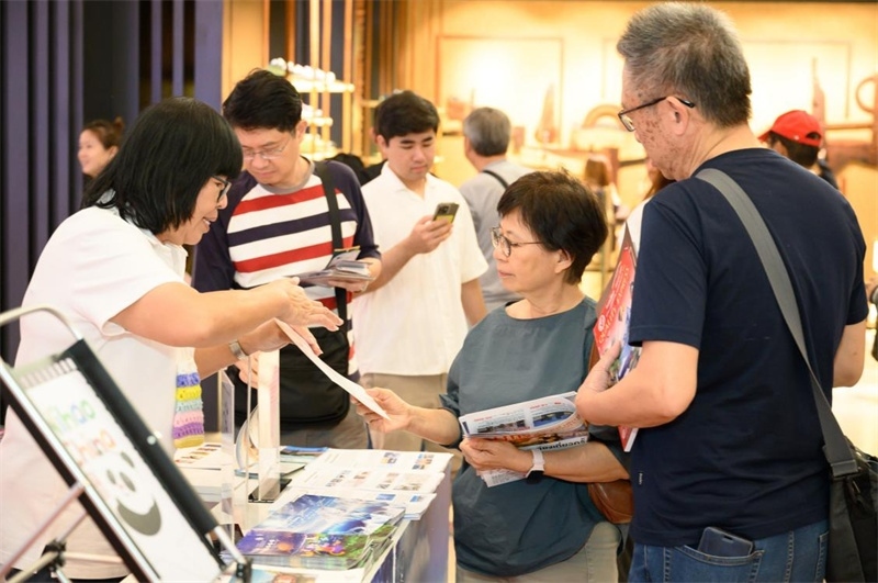 當?shù)鼐用褡稍冎袊┞糜雾椖??；顒又鬓k方供圖