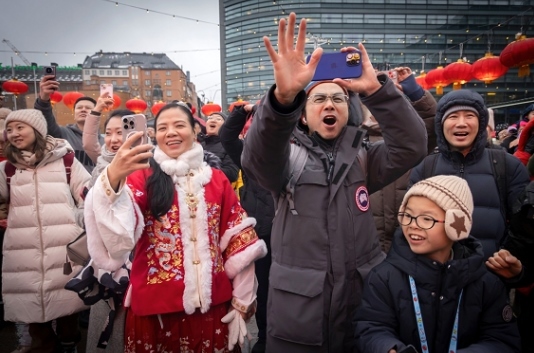 當?shù)厝A僑華人踴躍體驗中國廟會。中國駐芬蘭大使館供圖