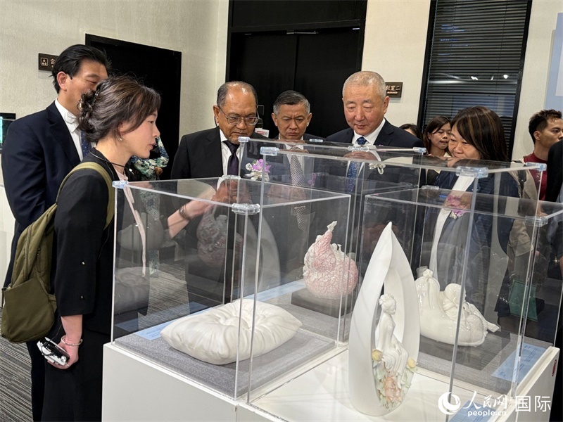 嘉賓在參觀展覽。 人民網(wǎng)記者 章念生攝