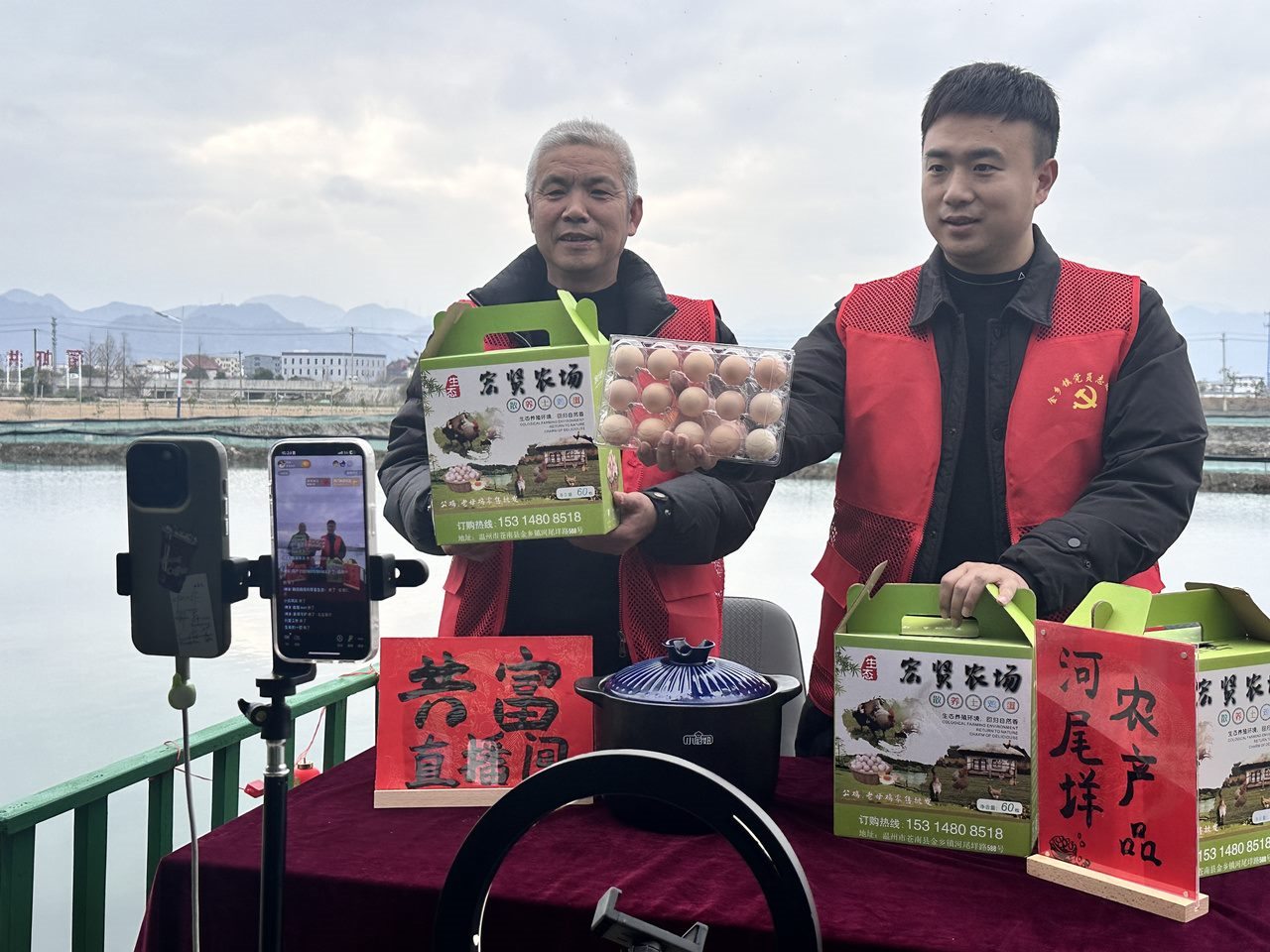 在蒼南金鄉(xiāng)鎮(zhèn)，永興、半浹連、河尾垟?shù)犬?dāng)年受災(zāi)的臨近村落，正連片建設(shè)美麗江南水鄉(xiāng)新景。圖為河尾垟村設(shè)在河邊的“共富直播間”。金鄉(xiāng)鎮(zhèn) 供圖