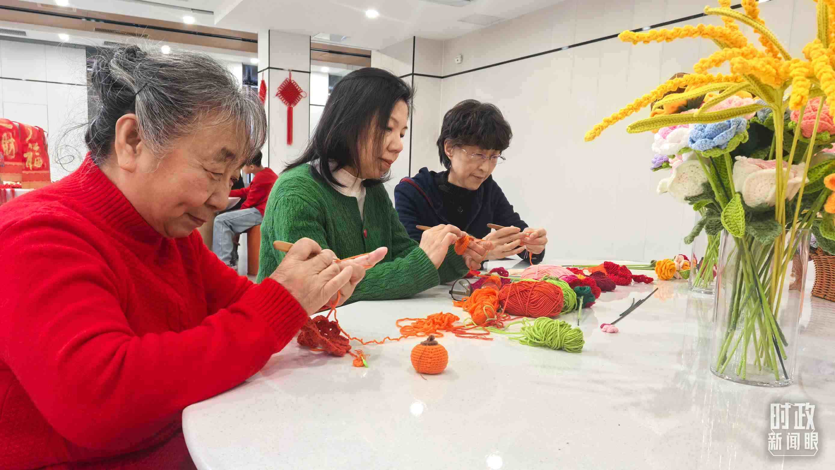 長安社區(qū)黨群服務中心里，居民們正在制作手工藝品。（總臺央視記者鐘銳拍攝）