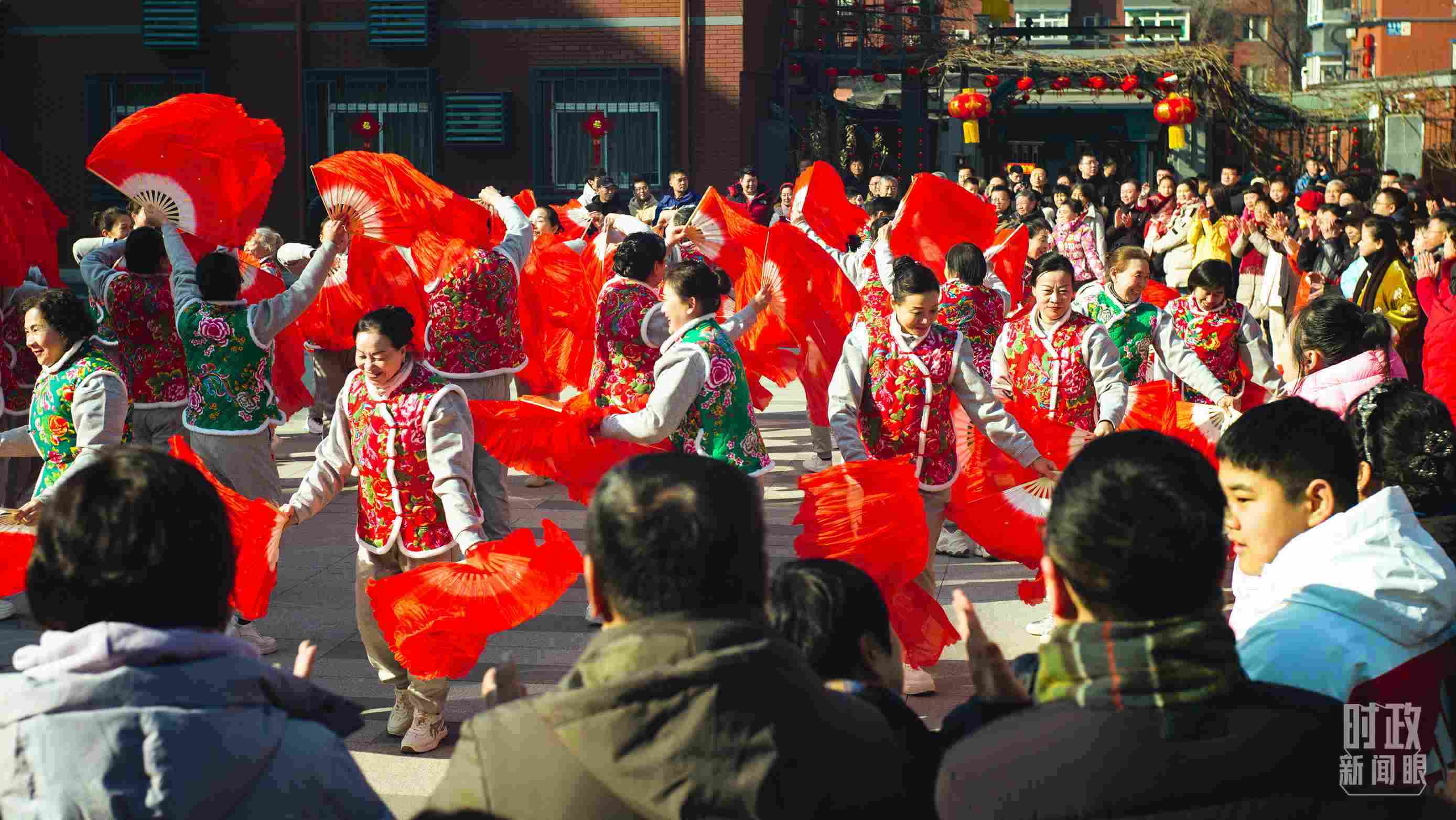 長安小區(qū)文化廣場上，居民們扭起歡快的秧歌。（總臺央視記者彭漢明拍攝）