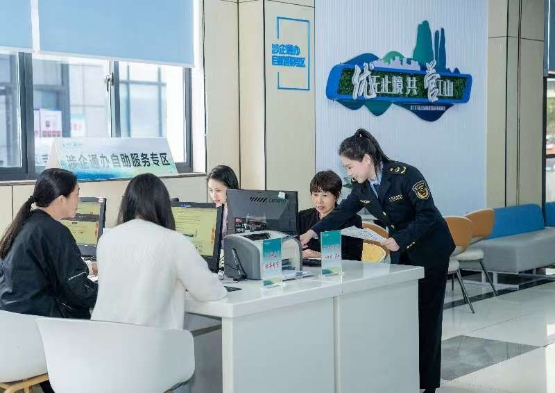 工作人員指導(dǎo)企業(yè)一次性完成信息填報。圖片來源：浙江衢州市市場監(jiān)督管理局
