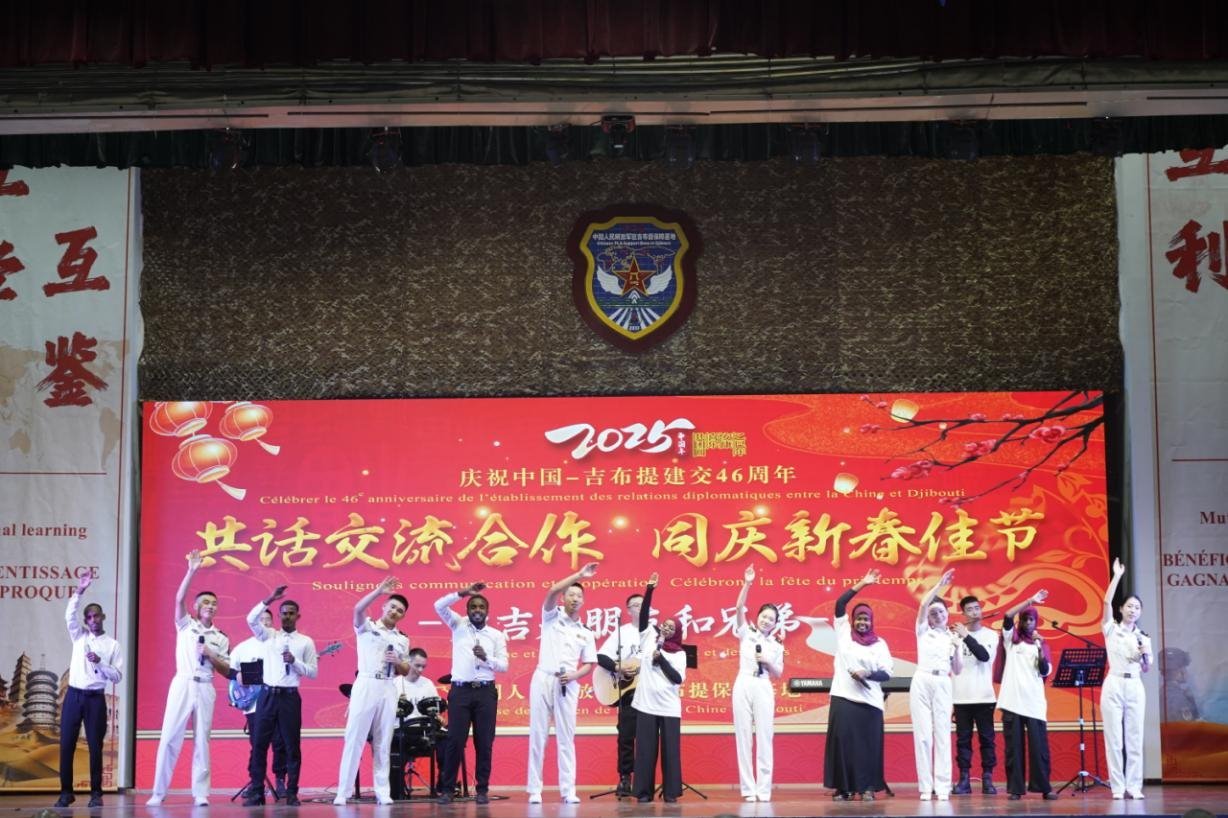 中吉兩國(guó)嘉賓合唱《友誼地久天長(zhǎng)》。主辦方供圖