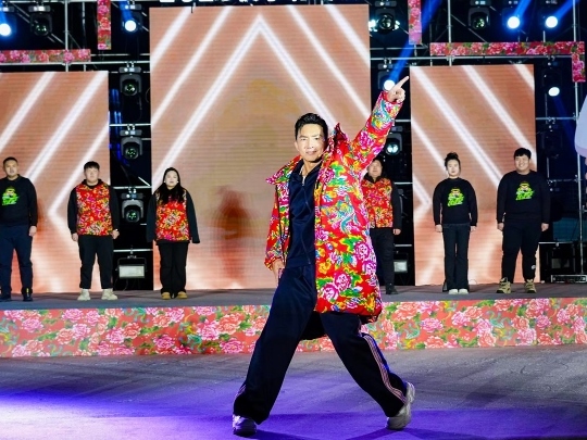 健身教練劉畊宏耐心帶領(lǐng)現(xiàn)場以及線上的朋友們進(jìn)行熱身。人民網(wǎng)記者 許維娜攝