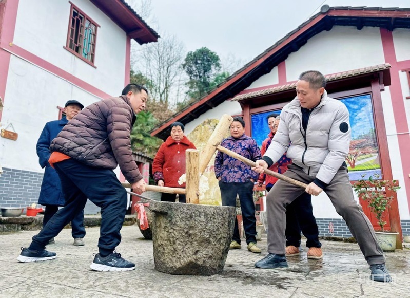 游客在神山村體驗(yàn)打糍粑（央廣網(wǎng)發(fā) 肖江峰 攝）