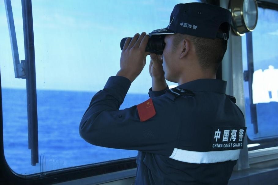 1月27日，中國海警海鷗艦執(zhí)法員在巡航期間執(zhí)勤瞭望。
