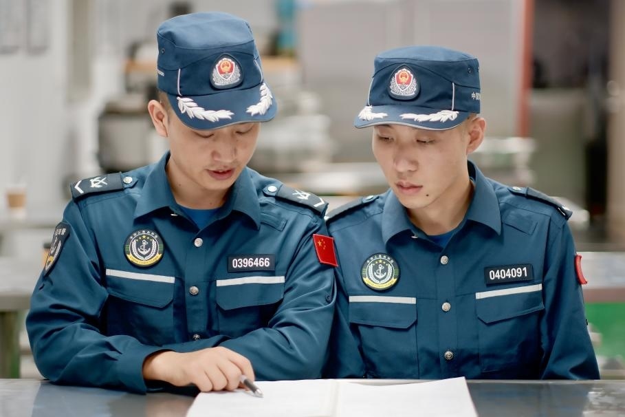 1月27日，中國海警海鷗艦執(zhí)法員研習(xí)設(shè)備維修保養(yǎng)案例。