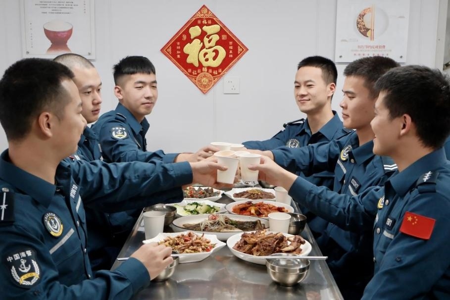 1月28日，在中國海警海鷗艦上，執(zhí)法員們聚餐慶祝農(nóng)歷春節(jié)。