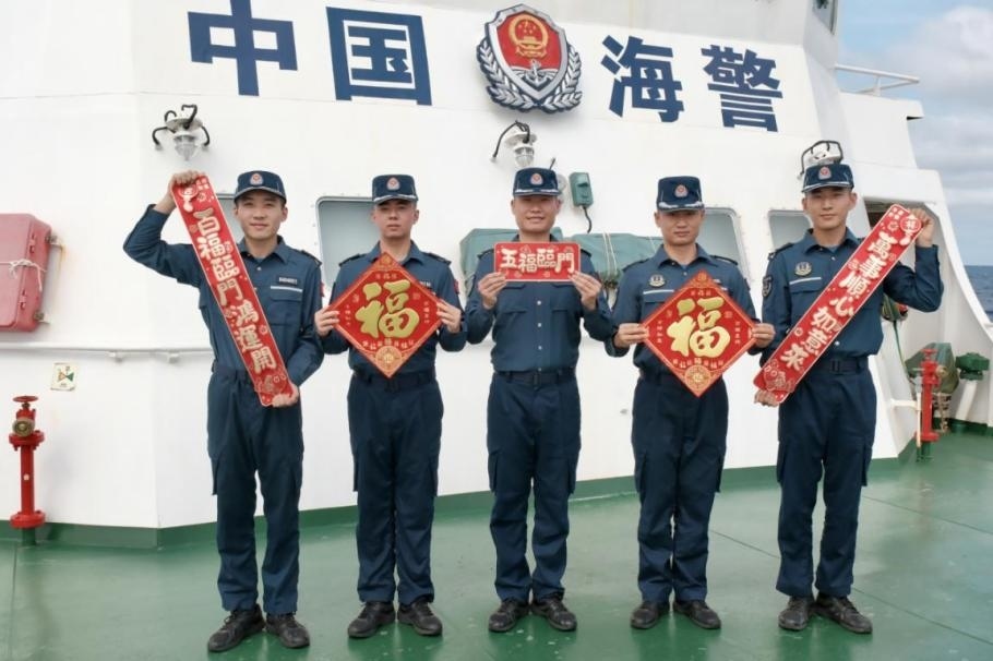 1月27日，中國海警海鷗艦執(zhí)法員們展示春聯(lián)福字，慶祝農(nóng)歷春節(jié)。