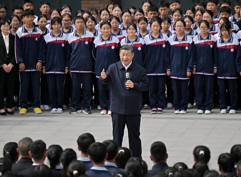 △2024年6月18日，習(xí)近平總書記在青海果洛西寧民族中學(xué)考察時(shí)，同師生們親切交流。