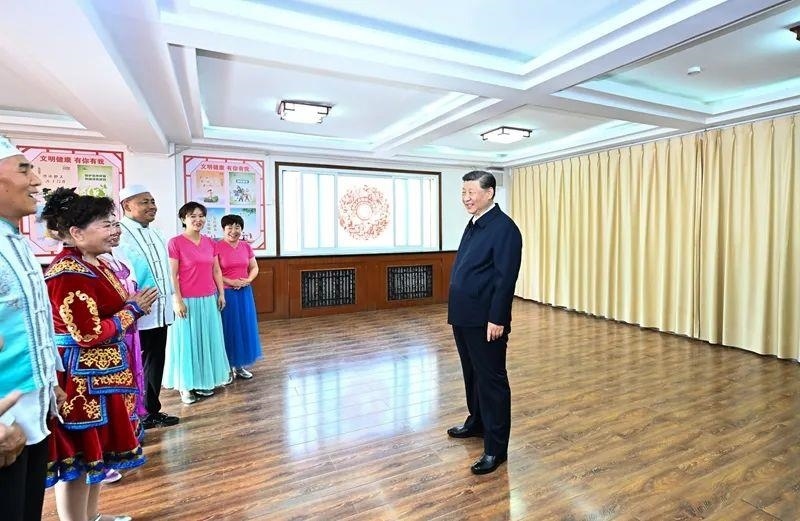 △2024年6月19日，寧夏銀川市金鳳區(qū)長(zhǎng)城花園社區(qū)活動(dòng)室，習(xí)近平總書記同社區(qū)居民親切交流。