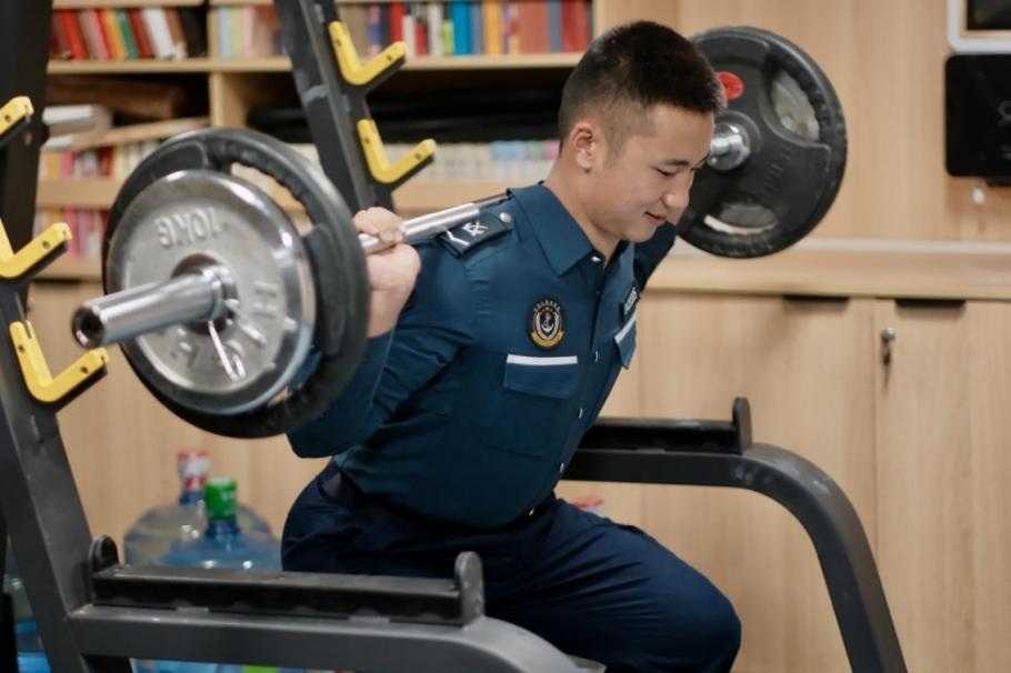 1月23日，在中國海警海鷗艦上，執(zhí)法員在值守間隙鍛煉身體。
