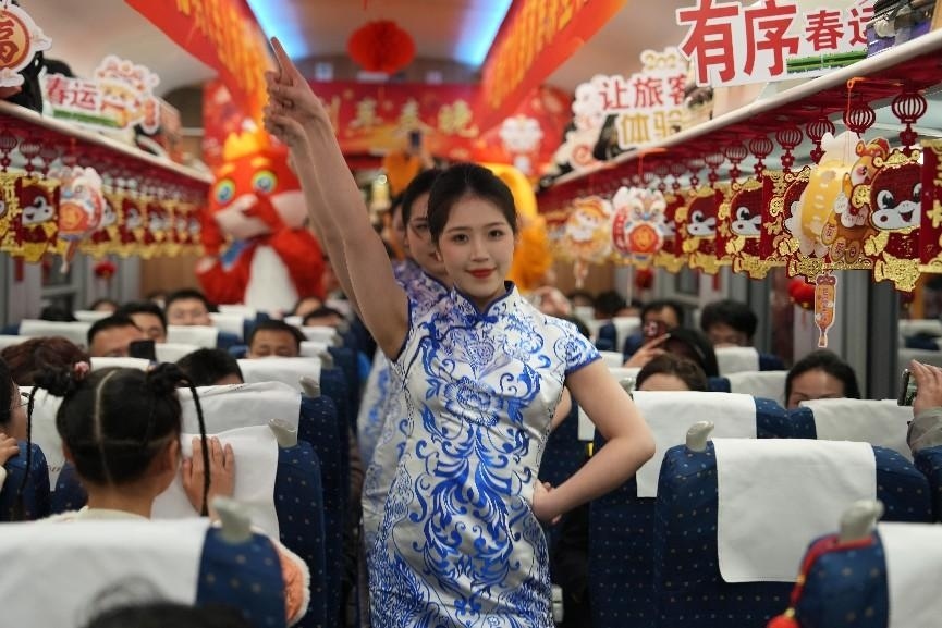 列車乘務(wù)員身穿青花瓷元素服飾表演節(jié)目。人民網(wǎng) 歐陽易佳攝