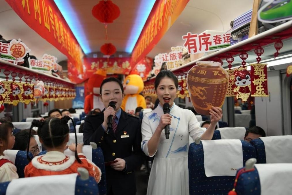 列車乘務(wù)員向旅客介紹江西美食——瓦罐湯。人民網(wǎng) 歐陽易佳攝