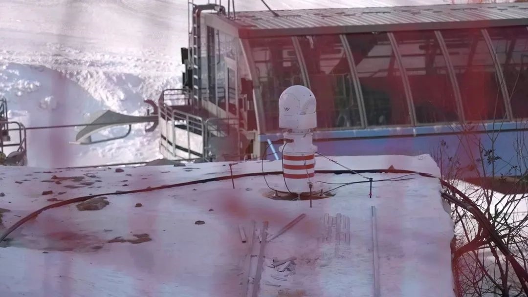 設在坡面障礙技巧和大跳臺雪道旁的激光測風雷達。氣象部門供圖