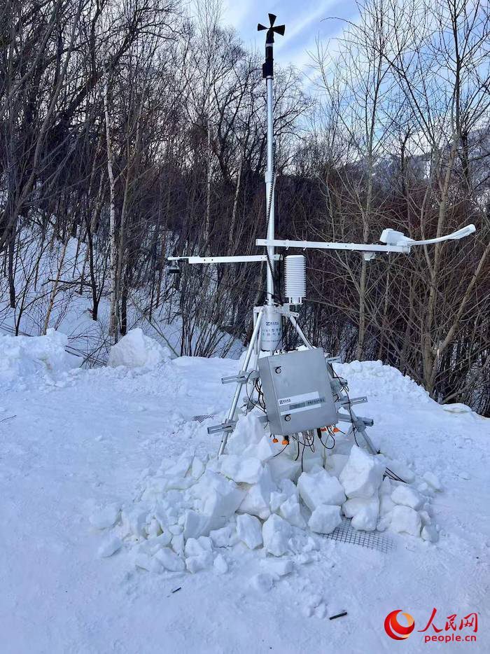 設置在賽道附近的便攜式自動氣象站。人民網(wǎng) 高清揚攝