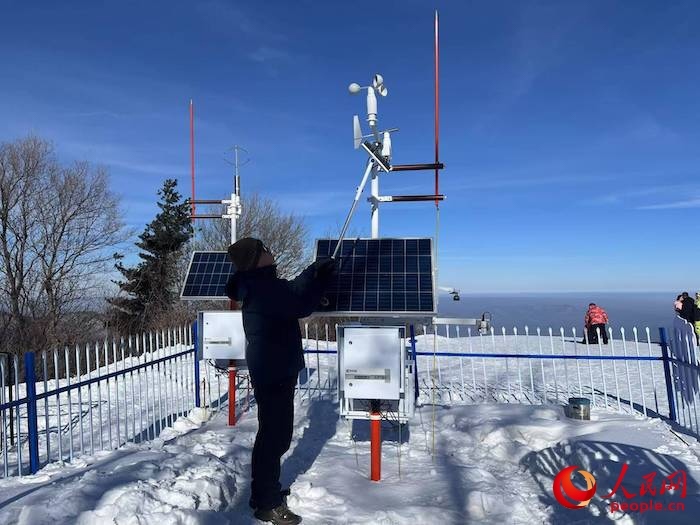 工作人員正在對氣象設備進行日常維護。人民網(wǎng) 高清揚攝