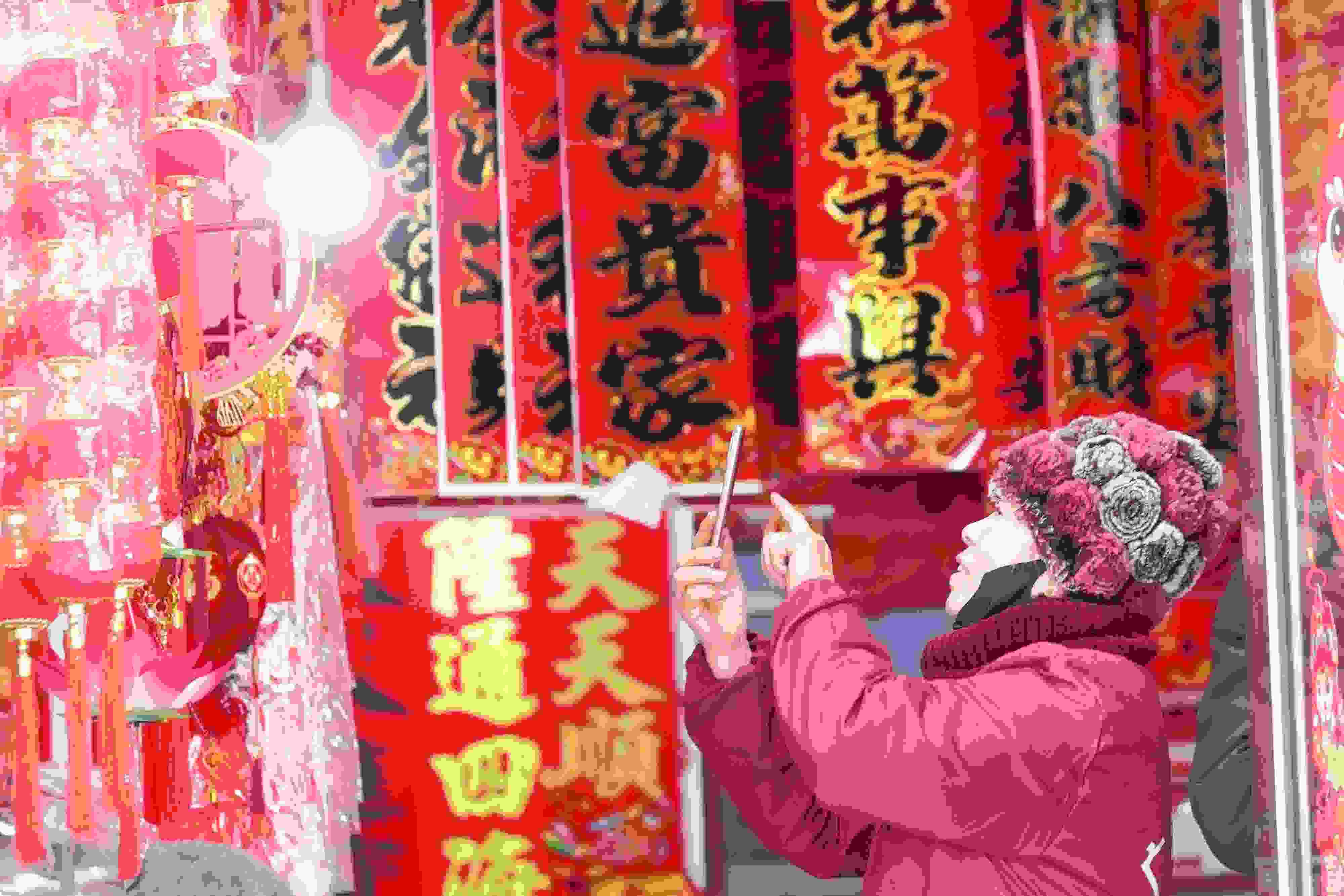 2025年1月5日，在山東省高密市夏莊鎮(zhèn)東李家村，商戶通過手機(jī)在網(wǎng)上推銷新春飾品。