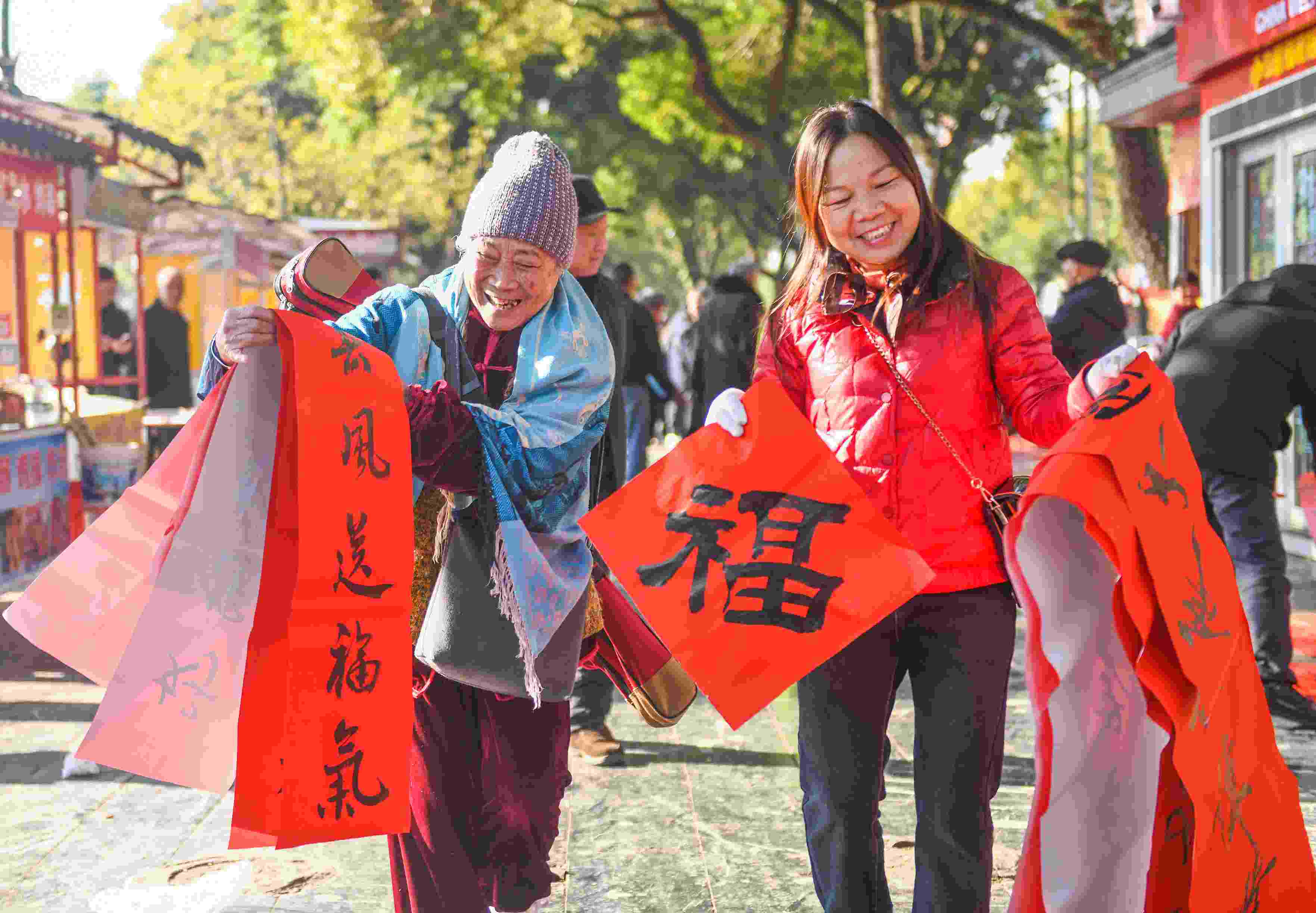 2025年1月13日，在湖南省永州市道縣西洲公園義工崗?fù)ぃ忻駛冾I(lǐng)到了書法志愿者為大家書寫的春聯(lián)。