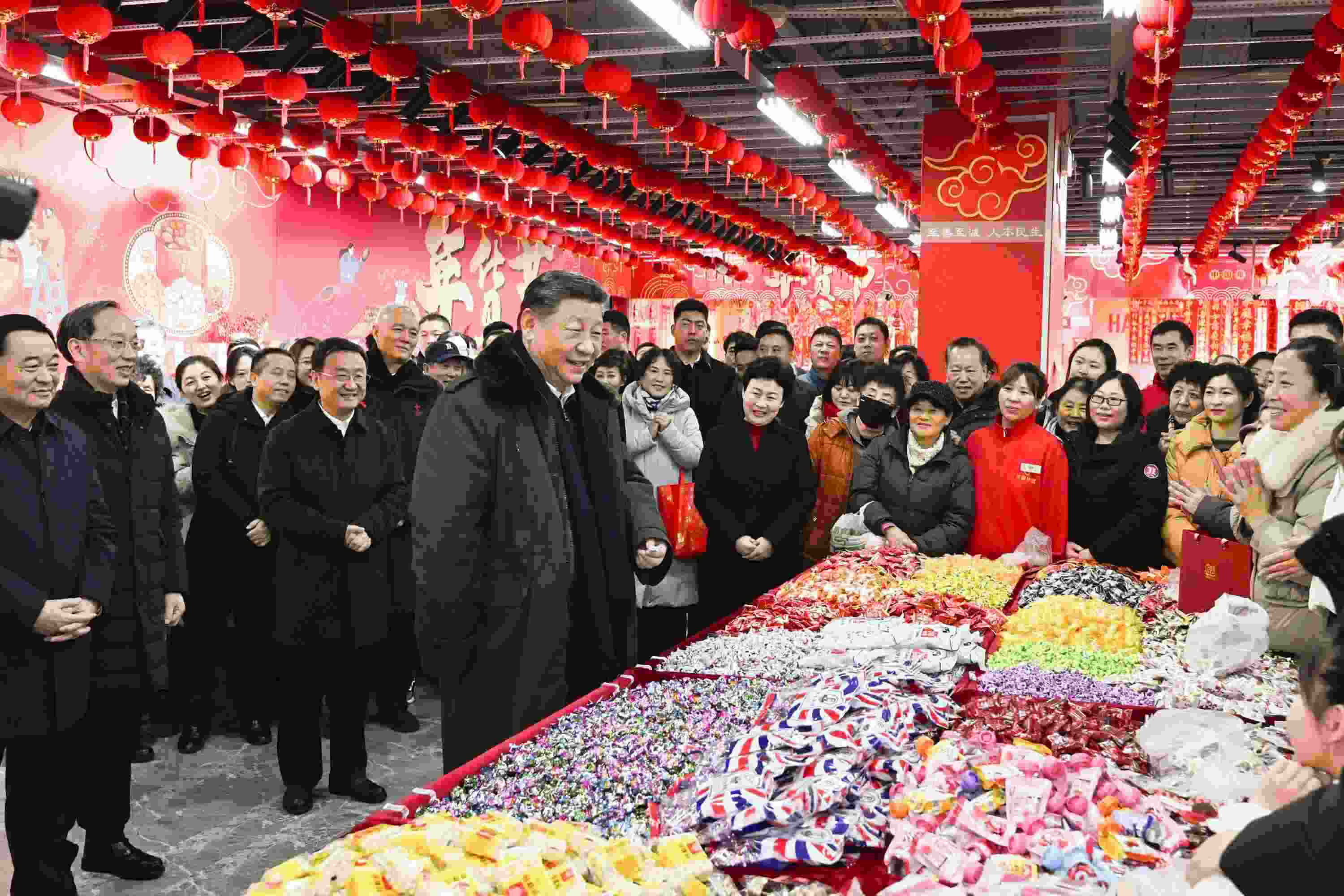 2025年1月23日，習(xí)近平總書記在遼寧沈陽(yáng)大東副食品商場(chǎng)考察時(shí)，同店主和顧客親切交流，向大家致以新春祝福。